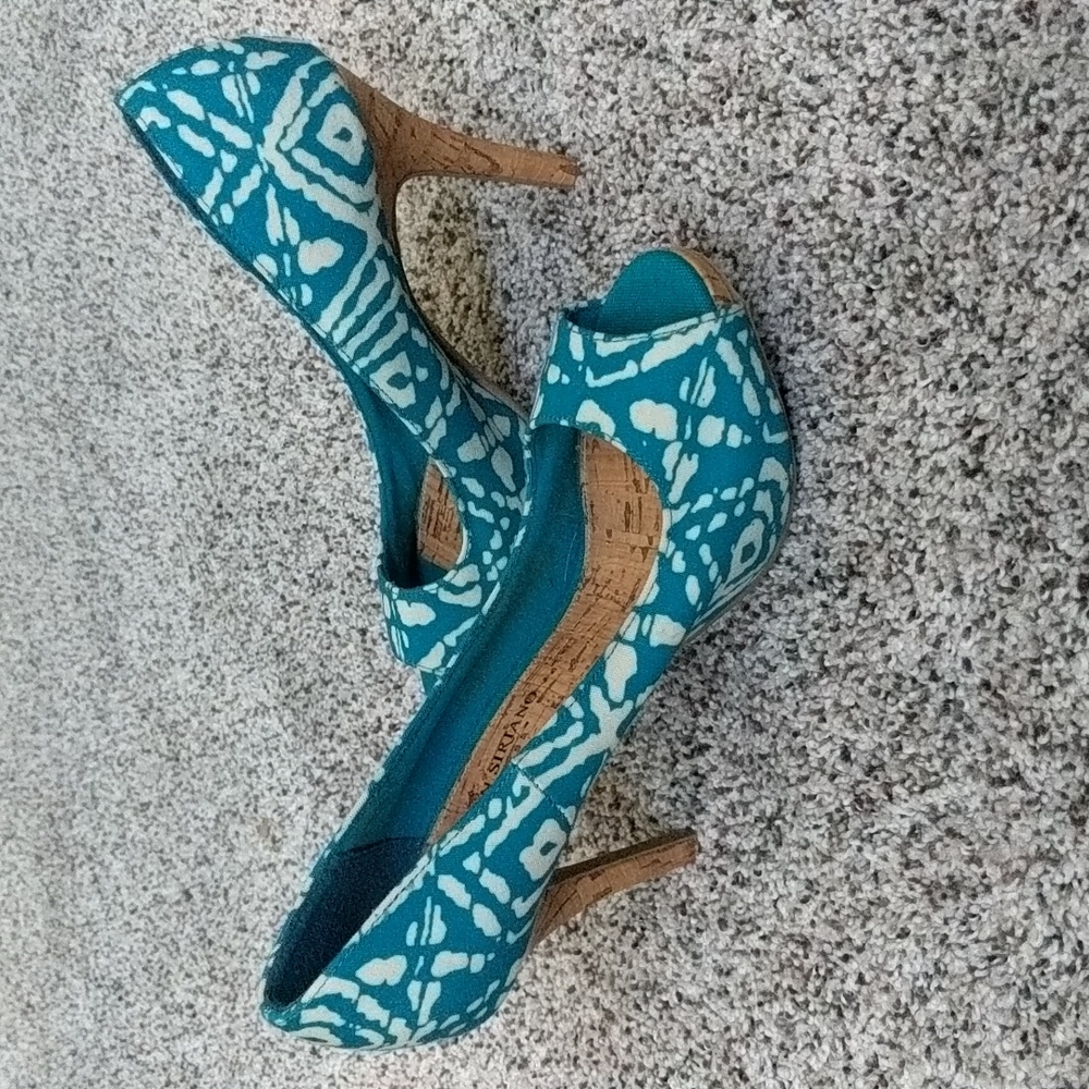 Women's peeptoe heels with tribal pattern